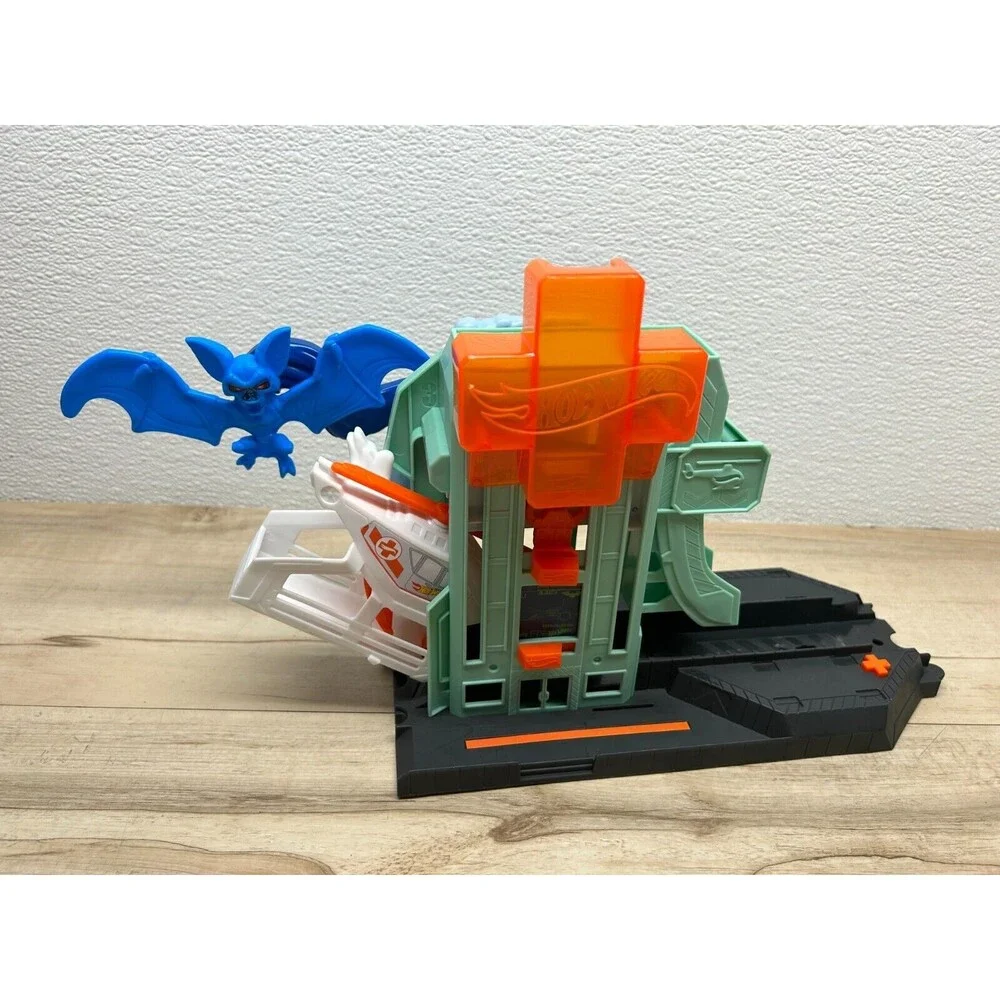 2019 Mattel Hot Wheels Bat Blitz Hospital Atack W/ Helicopter Play Set Only
